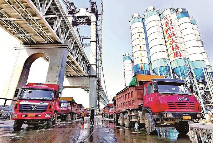 2月22日，20台翻斗运输车，装载着满满的道渣驶往五峰山长江大桥铁路桥面，拉开了防控疫情下的复工序幕。 崔永兴摄